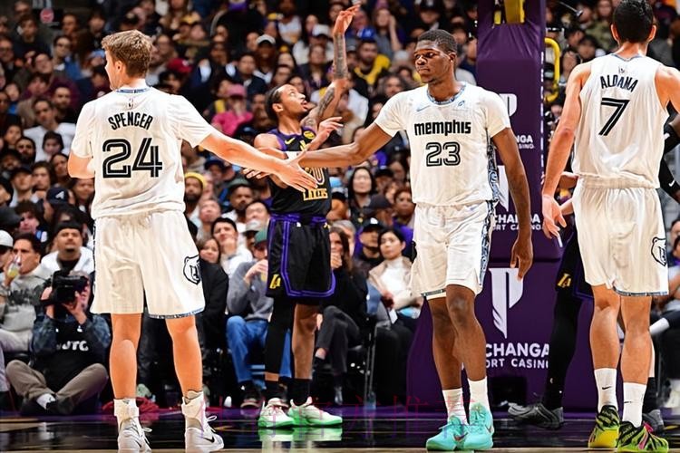 灰熊替补控卫的正负值高达+14,但莫兰特却把他赢的分都输回去了 灰熊替补控卫的正负值高达+14,但莫兰特却把他赢的分都输回去了